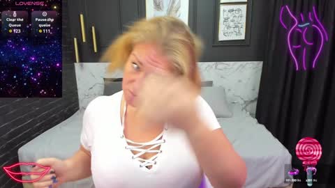 Snapshot of jenniferlight chatting on December 4, 12:41 am Jennifer online show from December 4, 12:41 am