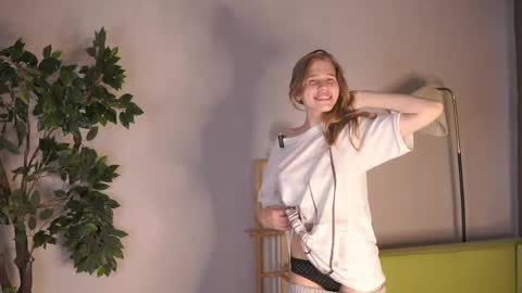 Snapshot of jenniferrakow chatting on April 1, 1:41 pm Sofia online show from April 1, 1:41 pm