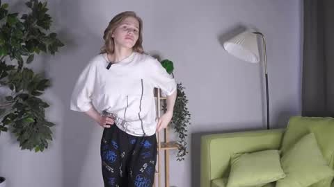 Snapshot of jenniferrakow chatting on April 2, 7:17 am Sofia online show from April 2, 7:17 am