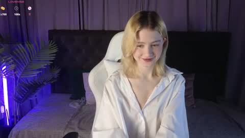 Snapshot of jenny_bunny_ chatting on March 6, 1:37 am jenny_bunny_ online show from March 6, 1:37 am