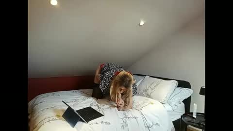 Snapshot of jennyjay800800 chatting on February 16, 1:29 pm Jenny Jay online show from February 16, 1:29 pm