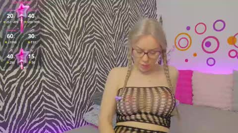 Snapshot of jennyshow chatting on February 23, 7:00 am JennyShow online show from February 23, 7:00 am
