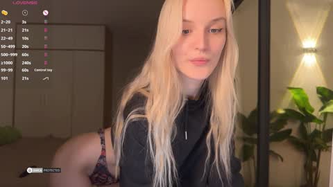 Snapshot of jennytime chatting on December 18, 4:28 pm Jen  online show from December 18, 4:28 pm