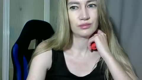 Snapshot of jessfox1 chatting on December 14, 10:07 pm JessFox1 online show from December 14, 10:07 pm