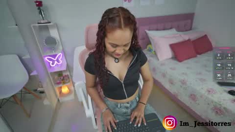 Snapshot of jessica_tom_ chatting on June 19, 5:39 pm Jessica online show from June 19, 5:39 pm