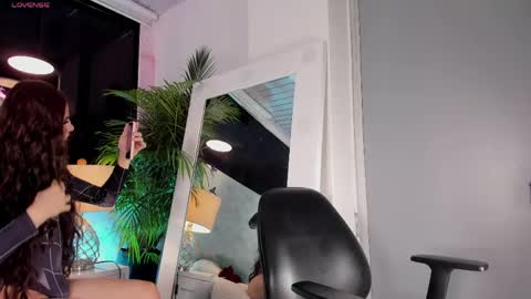 JESSI AND NAOMI online show from May 5, 4:09 am