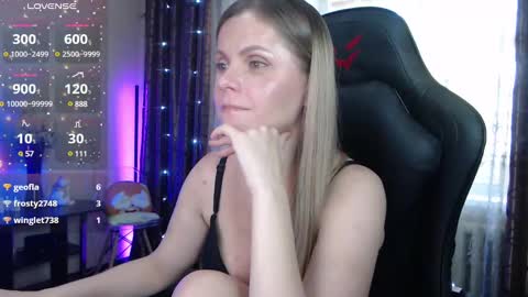 Snapshot of jessiemays chatting on March 9, 3:32 am Jess online show from March 9, 3:32 am