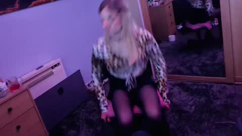 Snapshot of jessiessicaxx chatting on December 15, 1:00 pm Jessiessicaxx online show from December 15, 1:00 pm