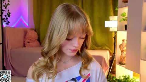 Gwen online show from April 28, 8:14 pm