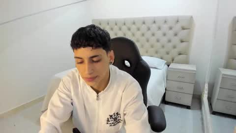 jhoanleandro online show from November 13, 4:44 am