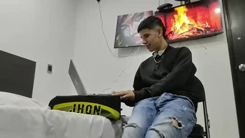 Snapshot of jhongrey2 chatting on February 2, 3:32 am jhon online show from February 2, 3:32 am