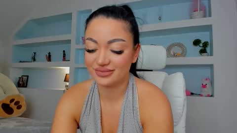 Snapshot of jisselle chatting on October 2, 9:05 am Juliee online show from October 2, 9:05 am