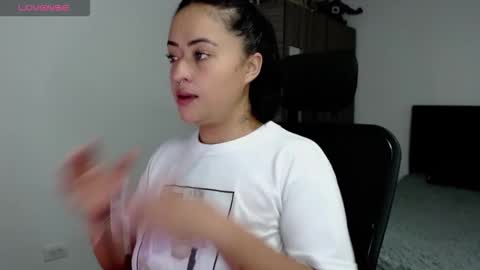 Snapshot of jjulietha95 chatting on December 18, 5:35 am Julieta online show from December 18, 5:35 am