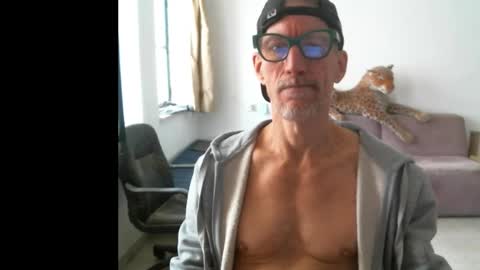 Snapshot of jlmbud chatting on February 24, 10:57 am jlmbud online show from February 24, 10:57 am