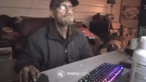 Snapshot of jmoorez2001 chatting on January 25, 1:43 am johnny online show from January 25, 1:43 am