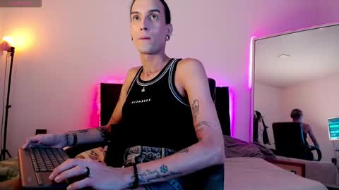 Joa Isaza     online show from October 20, 12:55 am