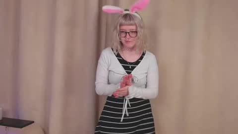 Snapshot of joanbulmer chatting on March 31, 4:35 am Emma online show from March 31, 4:35 am