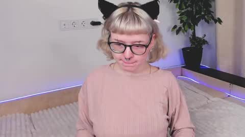 Snapshot of joanbulmer chatting on April 1, 4:35 am Emma online show from April 1, 4:35 am