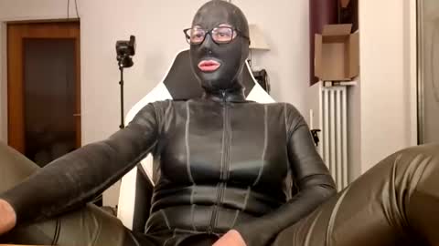 Snapshot of joanesxfree chatting on January 5, 8:12 pm The sweetest toy online show from January 5, 8:12 pm