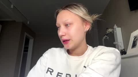 Annie online show from April 2, 3:04 am