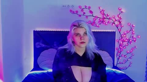 Snapshot of joannlowes chatting on February 18, 8:38 pm Joann online show from February 18, 8:38 pm