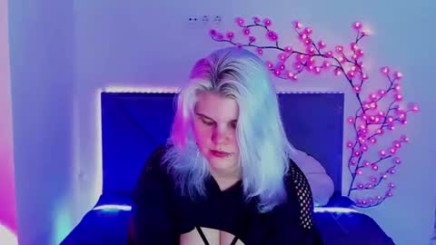 Snapshot of joannlowes chatting on February 23, 10:07 pm Joann online show from February 23, 10:07 pm