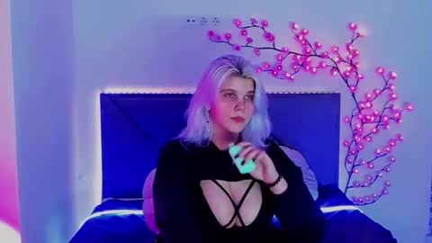 Snapshot of joannlowes chatting on February 25, 9:24 pm Joann online show from February 25, 9:24 pm