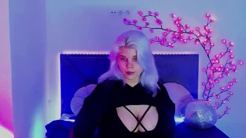 Snapshot of joannlowes chatting on March 16, 8:35 pm Joann online show from March 16, 8:35 pm