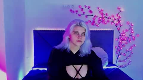 Snapshot of joannlowes chatting on March 25, 8:59 pm Joann online show from March 25, 8:59 pm