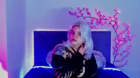 Snapshot of joannlowes chatting on April 2, 7:33 pm Joann online show from April 2, 7:33 pm