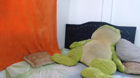 Snapshot of johan_kitten chatting on April 1, 11:22 am johan online show from April 1, 11:22 am