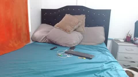 Snapshot of johan_kitten chatting on April 15, 11:50 am johan online show from April 15, 11:50 am