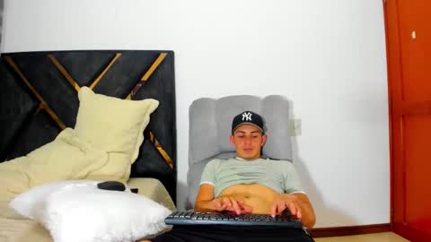 Snapshot of john_hot690 chatting on April 6, 4:46 am john_hot690 online show from April 6, 4:46 am