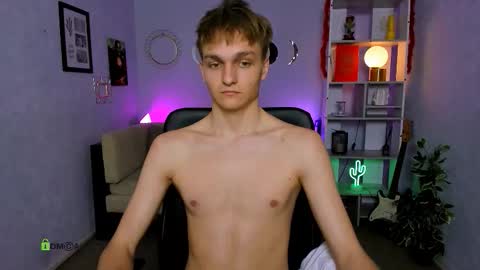 Snapshot of john_lik chatting on March 15, 10:10 am John online show from March 15, 10:10 am