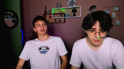 Snapshot of john_lik chatting on March 16, 1:15 pm John online show from March 16, 1:15 pm