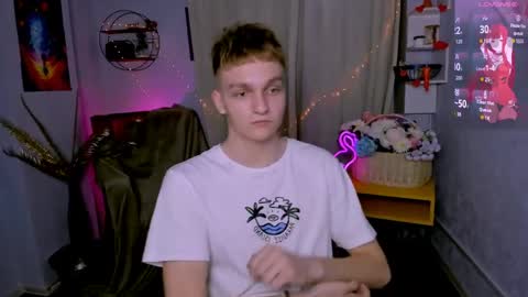 Snapshot of john_lik chatting on March 29, 7:03 pm John online show from March 29, 7:03 pm