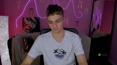 Snapshot of john_lik chatting on March 30, 12:28 pm John online show from March 30, 12:28 pm