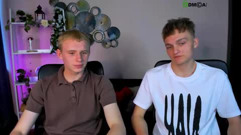 Snapshot of john_lik chatting on April 6, 12:39 pm John online show from April 6, 12:39 pm