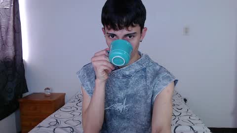 Snapshot of john_vichenso chatting on April 6, 9:49 pm John Vichenso online show from April 6, 9:49 pm