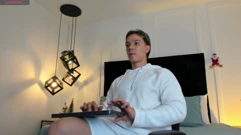Jonathan Danielss  online show from December 7, 11:40 am