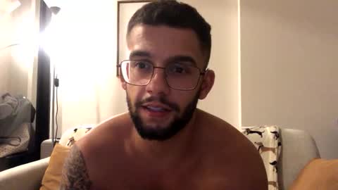 josh_xo online show from December 4, 4:27 pm