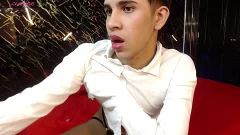 joshua_saenz_ online show from May 17, 11:34 pm