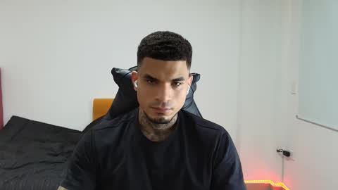 juan_gomez_1 online show from November 22, 9:58 pm