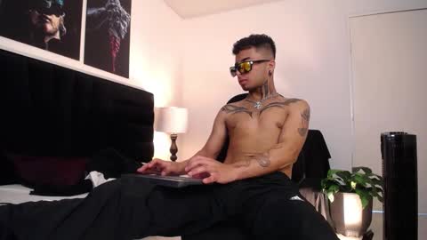 Snapshot of juancamilo66_ chatting on January 5, 7:49 pm juancamilo66_ online show from January 5, 7:49 pm