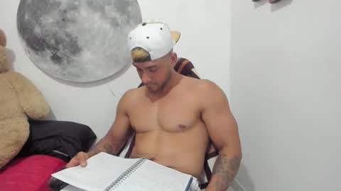 Snapshot of juanes_aristi chatting on February 21, 8:54 pm Juanes online show from February 21, 8:54 pm