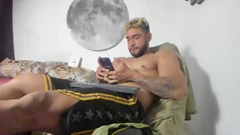 Snapshot of juanes_aristi chatting on March 29, 2:00 am Juanes online show from March 29, 2:00 am