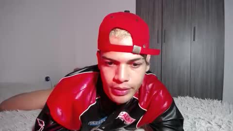 Snapshot of juicy_boy22 chatting on October 21, 2:01 am Miguel online show from October 21, 2:01 am