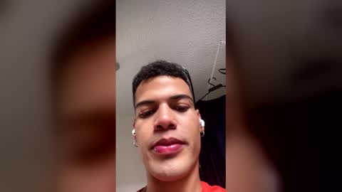 Snapshot of juicy_boy22 chatting on April 3, 10:19 pm Miguel online show from April 3, 10:19 pm