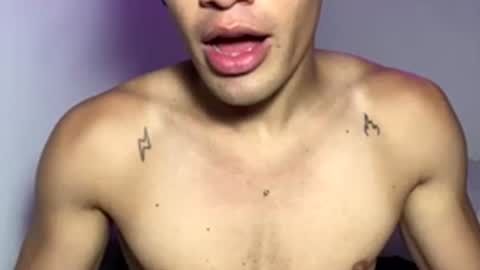 Snapshot of juicy_boy22 chatting on April 7, 10:20 pm Miguel online show from April 7, 10:20 pm