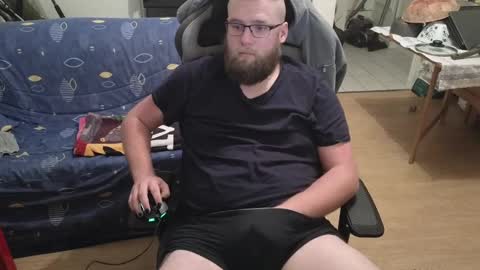 Snapshot of julcs chatting on December 18, 8:25 pm Julcs online show from December 18, 8:25 pm